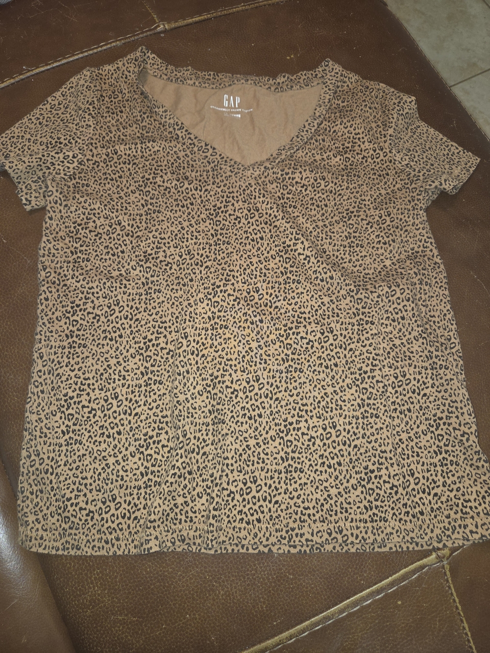 GAP Women's Leopard Print V-Neck Tee - Tan and Black